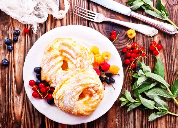 kek krem ve çilek ile