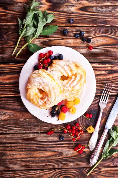 Gâteaux à la crème et baies — Photo