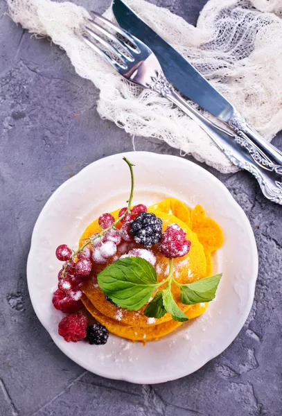 Süße Pfannkuchen mit Beeren — Stockfoto