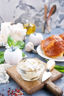 fesleğen ve süzme peynir