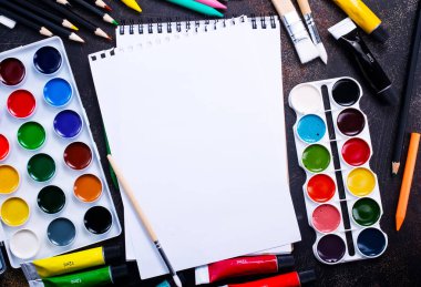 beyaz kağıt ile renkli boya