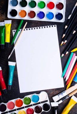 beyaz kağıt ile renkli boya