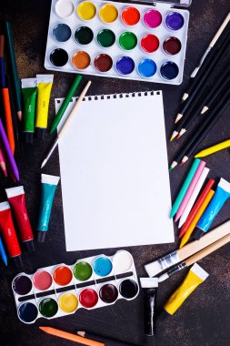 beyaz kağıt ile renkli boya