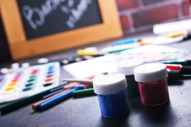 tablo üzerinde okul malzemeleri