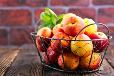 nectarins metal sepet içinde