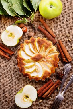 Tarçınlı elmalı turta.