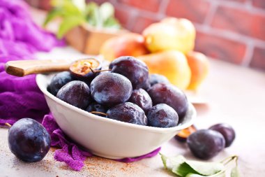 Beyaz tabak içinde taze Erik