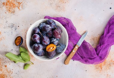 Beyaz tabak içinde taze Erik