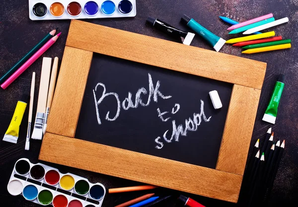 Kara tahta üzerinde okula dönüş — Stok fotoğraf