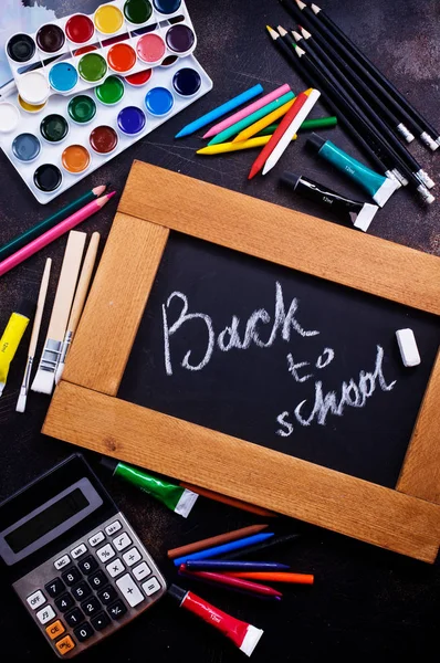 Terug naar school op zwarte bord — Stockfoto