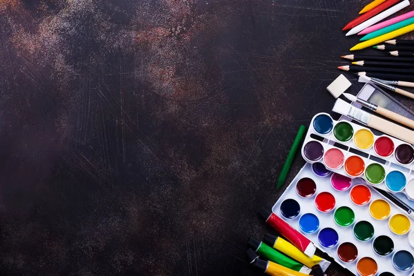 Tintas coloridas com material escolar — Fotografia de Stock