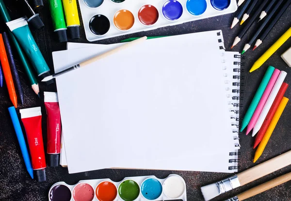 Pintura coloreada con papel blanco —  Fotos de Stock