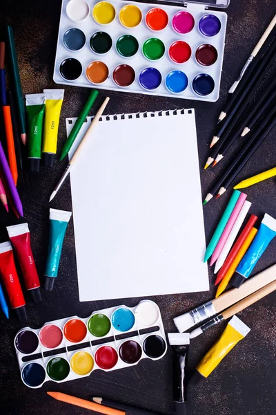 beyaz kağıt ile renkli boya