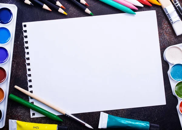 boş kağıt ile renkli boya