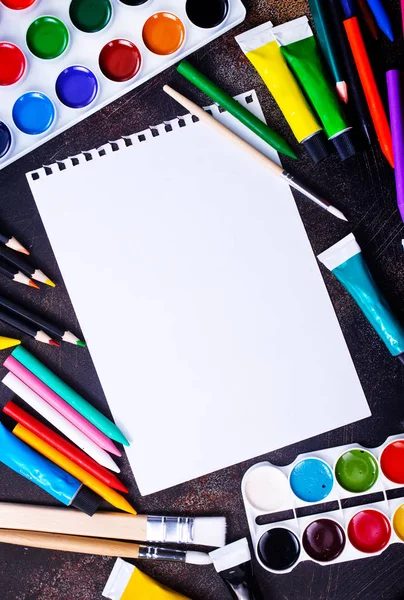 boş kağıt ile renkli boya