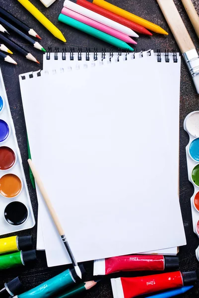 Kolorowe farby z pusty papier — Zdjęcie stockowe