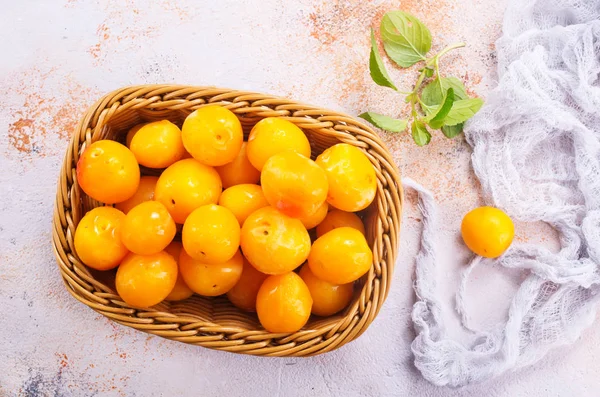 Fresh yellow plums — Stock Photo, Image