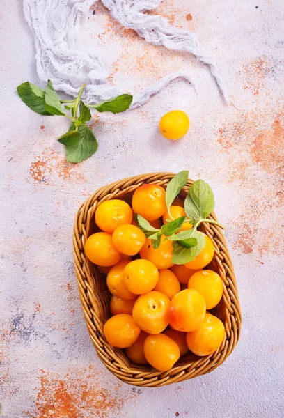 Fresh yellow plums — Stock Photo, Image