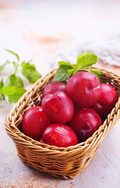 Foto di prugne rosse fresche — Foto Stock