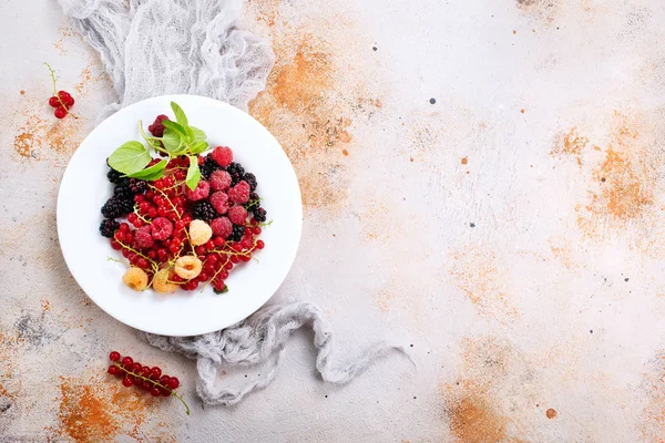 Frische Beeren auf dem Tisch — Stockfoto