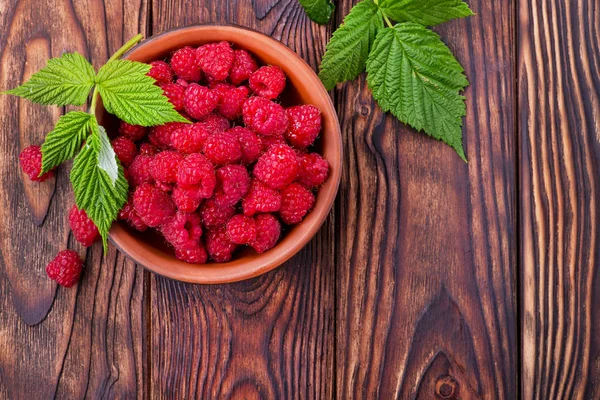 Frische Himbeeren auf dem Tisch — Stockfoto