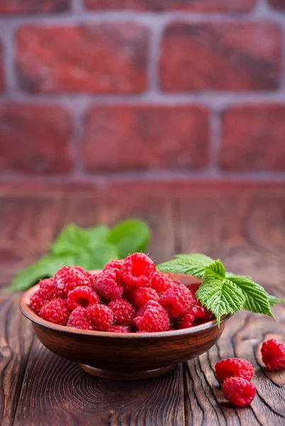 Frische Himbeeren auf dem Tisch — Stockfoto