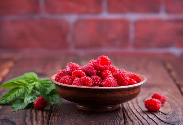 Frische Himbeeren auf dem Tisch — Stockfoto