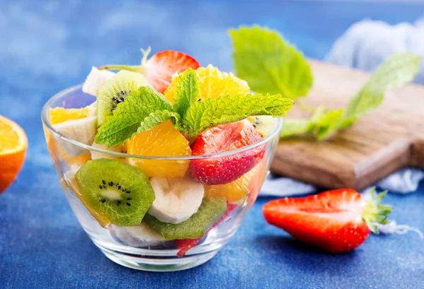 Ensalada de frutas en tazón de vidrio —  Fotos de Stock