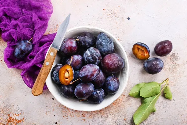 Beyaz tabak içinde taze Erik