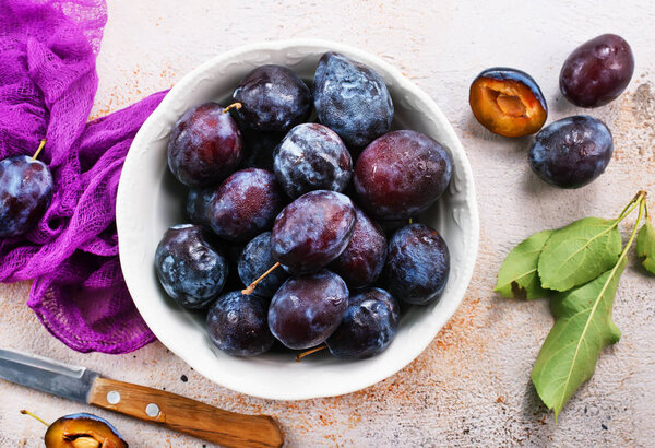 Свежие сливы в тарелке
