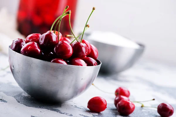 Cereza fresca en cuenco de metal —  Fotos de Stock