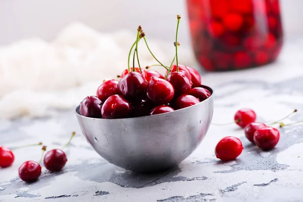 Cereza fresca en tazón con compota —  Fotos de Stock