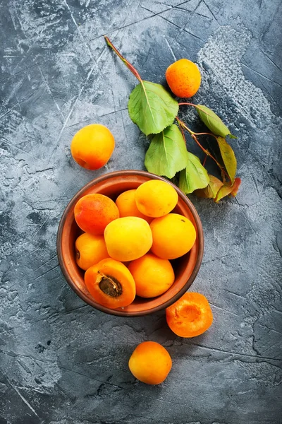 Albicocche in ciotola sul tavolo grigio — Foto Stock