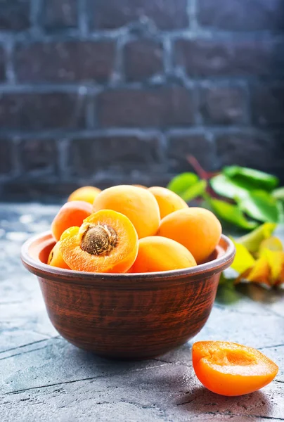 Свіжі абрикоси в мисці — стокове фото