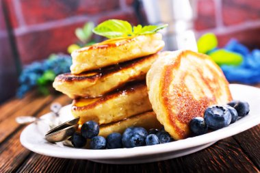 Beyaz plaka üzerinde yaban mersinli krep