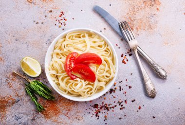 domates ve baharat ile makarna