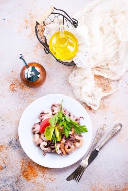 Beyaz tabakta deniz mahsulleri salatası