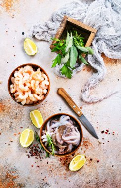 Limonlu kase deniz ürünleri