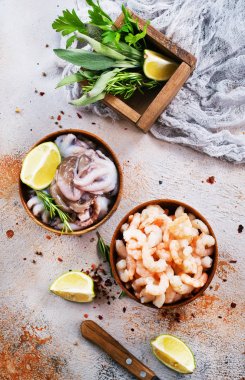 Limonlu kase deniz ürünleri