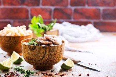 Limonlu kase deniz ürünleri