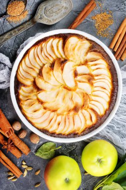 tarçın ile ev yapımı pasta