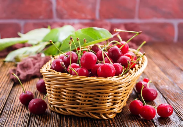 Cereza fresca en cesta —  Fotos de Stock