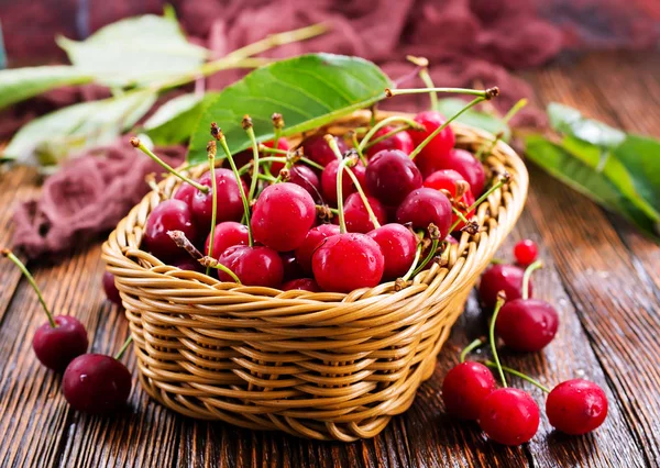 Cereza fresca sobre mesa de madera —  Fotos de Stock