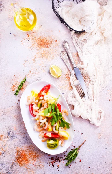 Salat mit Garnelen auf weißem Teller — Stockfoto