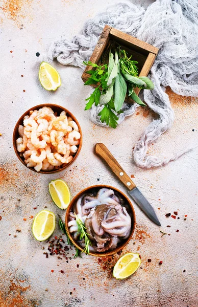 Limonlu kase deniz ürünleri