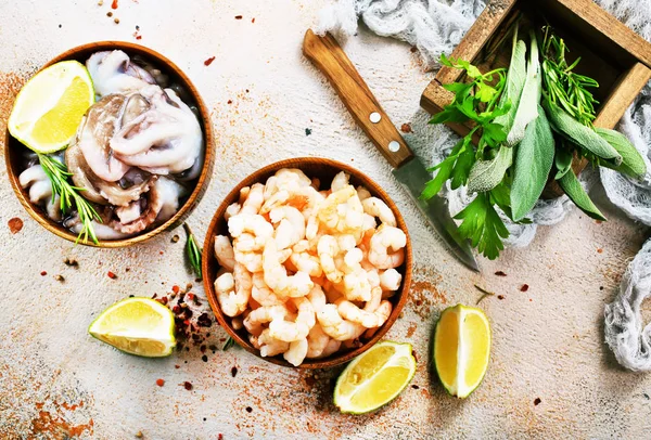 Limonlu kase deniz ürünleri