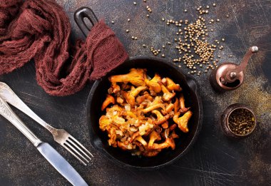 Tavada kızarmış mantar.