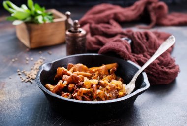 Tavada kızarmış mantar.