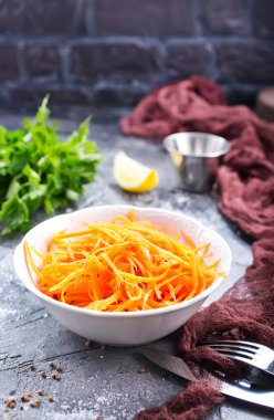 Kabın içinde rendelenmiş havuç