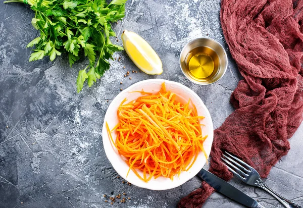 Kabın içinde rendelenmiş havuç